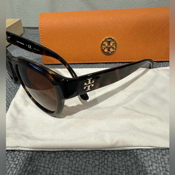Tory Burch Tortoise Sunglasses with case and drawstring pouch - Picture 2 of 9